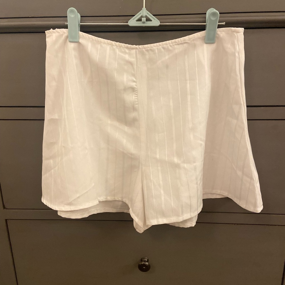 Pretty Little Thing white floaty shorts, size 8, NWT